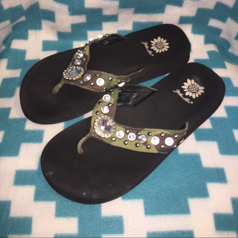 Camo yellow box sandals